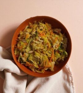 A bowl of shredded cabbage and ground meat, a low-carb and anti-inflammatory recipe from a nutritional coaching plan.