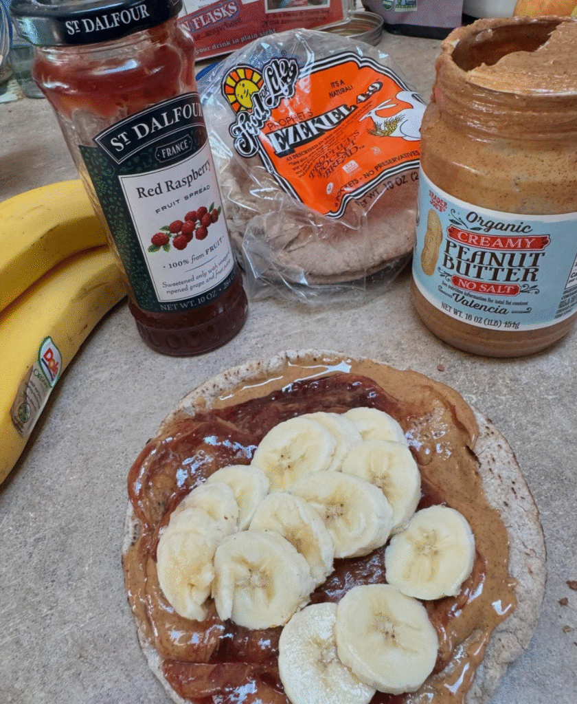 A breakfast of toast with peanut butter and sliced bananas, a simple and energizing recipe for nutritional coaching.